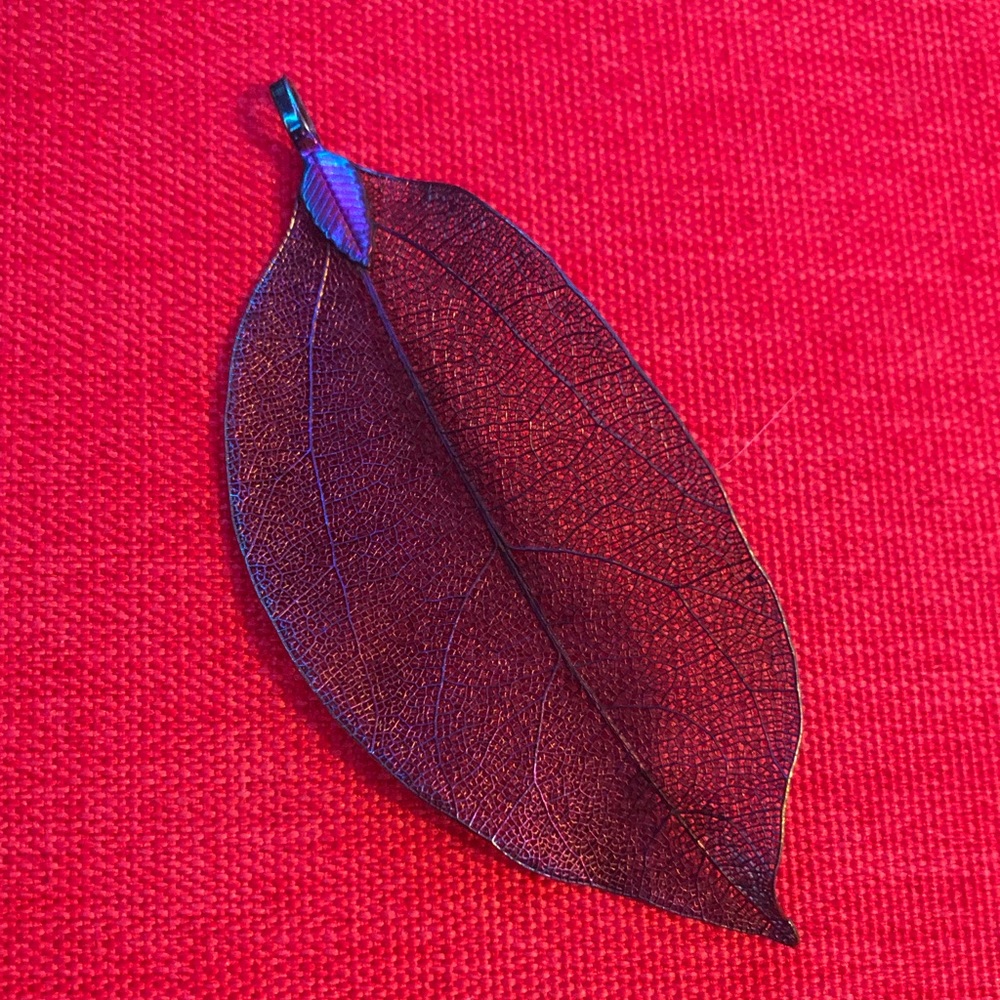 🍃 Real Leaf Skeleton Antique Holographic Rainbow Pendant💜